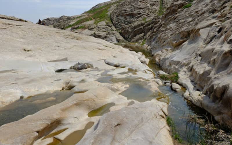 جریان آب روی سنگهای پارک هفت حوض مشهد